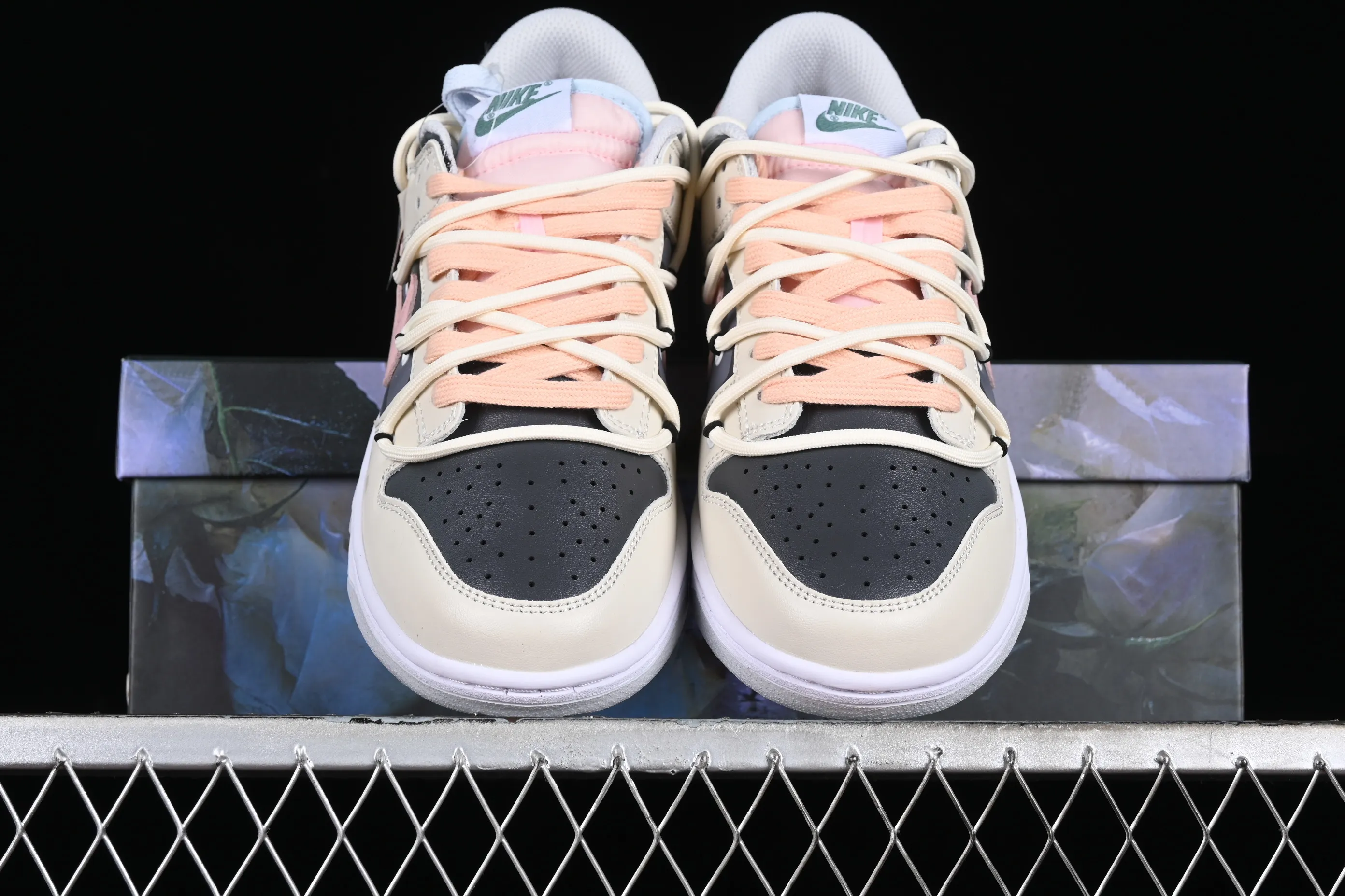 All Categories Nk SB Dunk Series Nk SB Dunk Low Low-top Sneakers Nk Dunk Low Panda Prank-Summer Theme Pink Lover Smoked Cappuccino SB Strappy Low-top Casual Sneakers FD1232-002